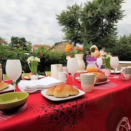 Vakantiehuis Gite Familial Avec Cour Privee, Terrasse Ombragee Et Chambre Independante Pres Du Puy-en-velay - Fr-1-582-31 *
